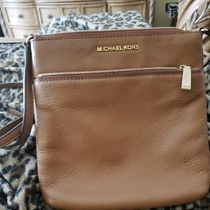 🔥Michael Kors Riley Flat crossbody